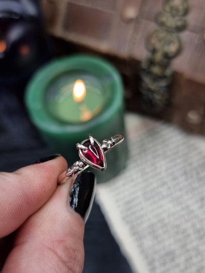 Vampiress Ring UK S 1/2