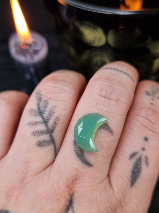 Green Onyx Rose Cut Moon 02 PYP