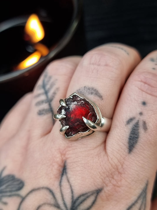 Garnet Wyverns Hold Ring (UK T 1/2)